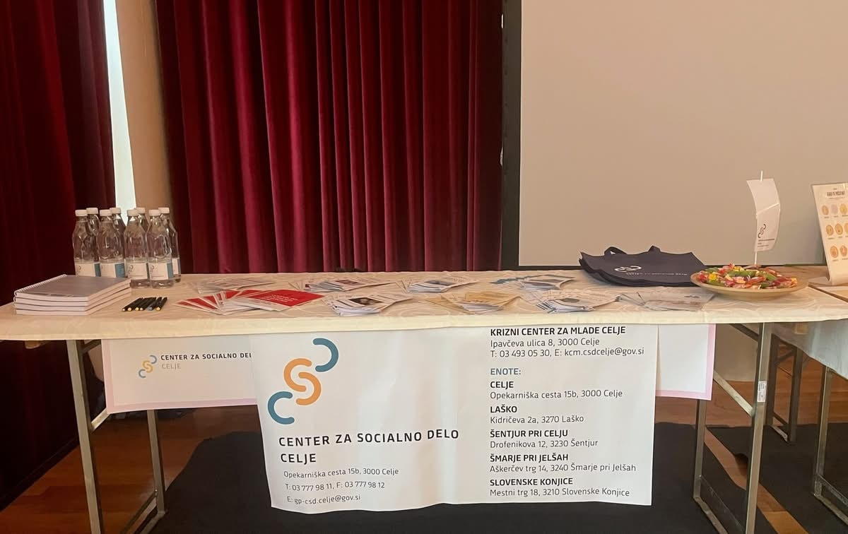 Stojnica Centra za socialno delo Celje, kjer je razstavljen promocijski material (zloženke CSD, beležka, voda, vrečka, kuliji, logo CSD Celje)