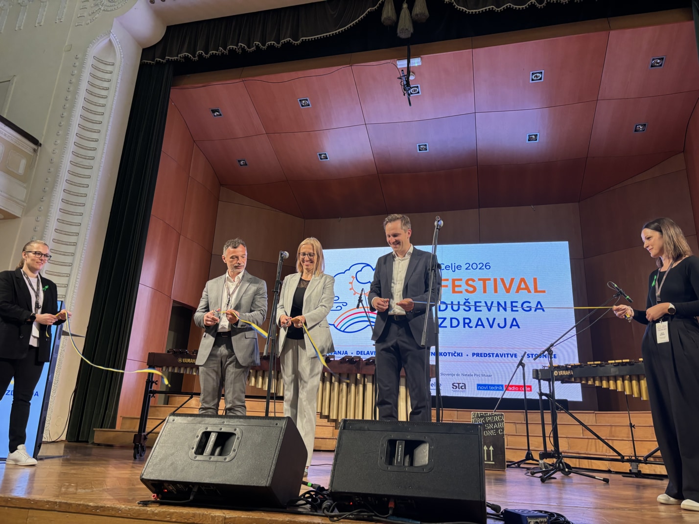 Slavnostni prerez traku na dogodku Festivalu duševnega zdravja: Matija Kovač – župan Mestne občine Celje , dr. Valentina Prevolnik Rupel – Ministrica za zdravje in izr. prof. dr. Branko Gabrovec – Generalni direktor Nacionalnega inštituta za javno zdravje