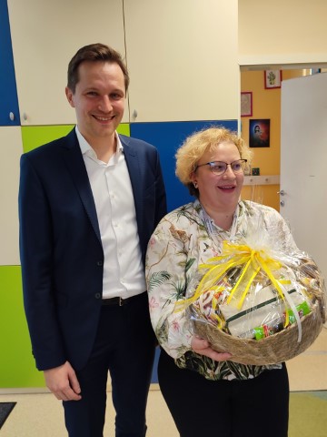 Župan mestne občine Celje g. Matija Kovač izročil darilni paket za mladostnike v KCM vodji KCM ga. Mojci Premelč Pečenko
