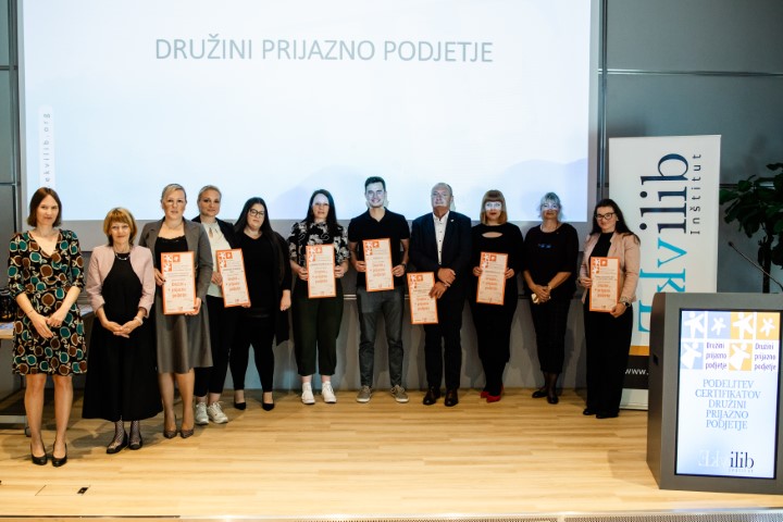 podelitev certifikata Družini prijazno podjetje