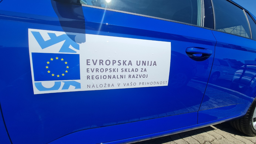 Slika vozila z logotipom Evropskega sklada za regionalni razvoj